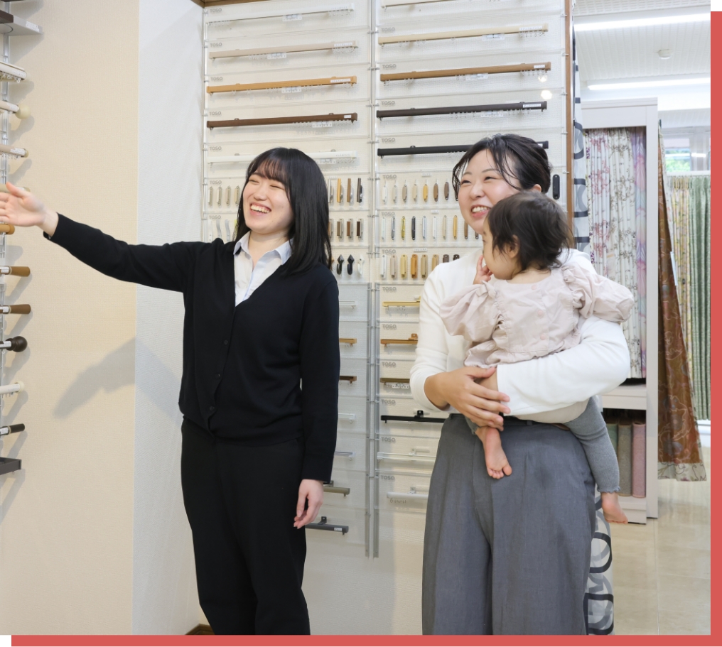 話すスタッフと女性